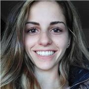 Madrelingua francese ed italiano, con diploma in Relazioni Internazionali e Marketing